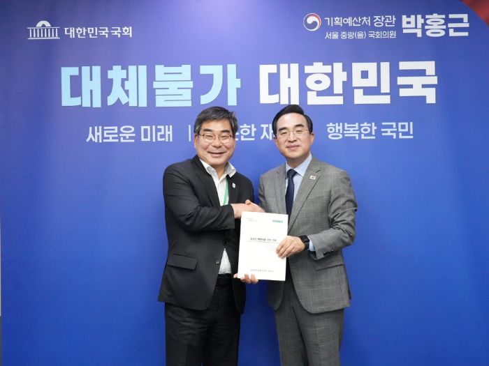담양군수(좌), 기획예산처 장관(우) 주요 현안사업 건의 후 사진 촬영을 하고 있다. =자료 담양군 제공