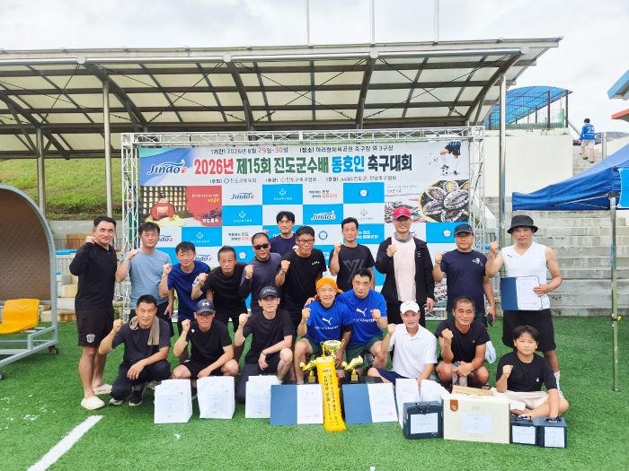  담양OB클럽 선수단이 지난 8월 29~30일 열린 제15회 진도군수배 전국 동호인 축구대회 50대부에서 우승을 차지한 뒤 우승 트로피와 함께 기념 촬영을 하고 있다.