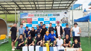  담양OB클럽 선수단이 지난 8월 29~30일 열린 제15회 진도군수배 전국 동호인 축구대회 50대부에서 우승을 차지한 뒤 우승 트로피와 함께 기념 촬영을 하고 있다.