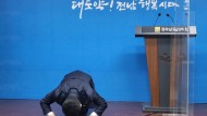 ‘무안국제공항 활성화와 서남권 발전’을 위한 도민께 드리는 담화문을 발표하고 광주 민간공항과 군공항의 무안공항 동시 이전을 호소하는 절박함을 큰절로 호소하고 있다. 