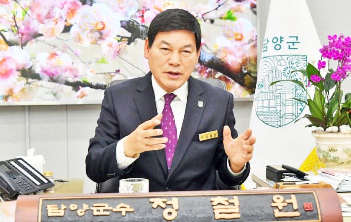 정철원 전 담양군수가 재임 당시 군수실에서 군정 현안과 담양의 미래 구상을 설명하고 있다.=정철원 전 군수 측 제공
