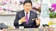 정철원 전 담양군수가 재임 당시 군수실에서 군정 현안과 담양의 미래 구상을 설명하고 있다.=정철원 전 군수 측 제공