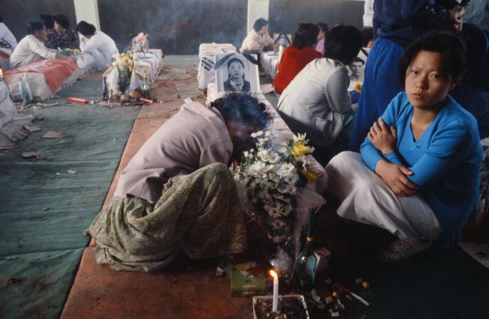 패트릭 쇼벨 기증 사진_1980년 5월 26일 상무관에 안치된 고(故) 박금희씨의 관 앞에서 오열하는 어머니 