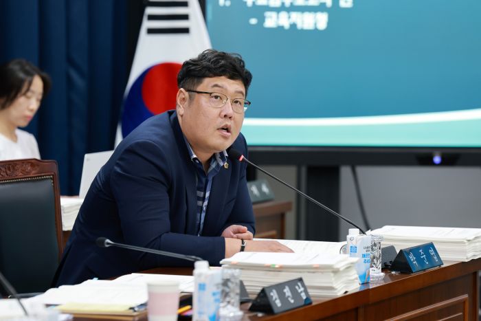 박준엽 특별시의원이 직속기관 업무보고에서 질의하고 있다.