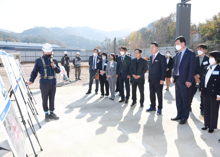 10일 화순백신산업특구에서 백신안전기술지원센터 개소식이 열렸다. 사진은 구복규 화순군수 등 참석자들이 센터 시설을 둘러보는 모습