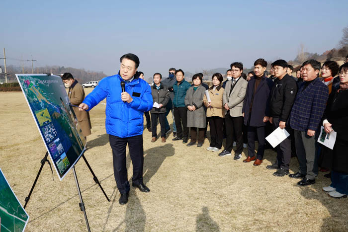 고인돌 공원 사계절 축제 현장점검 1 : 화순군은 2월 8일, ‘봄꽃과 함께하는 고인돌 축제’를 준비하기 위해 현장점검 및 보고회를 실시했다. 사진은 구복규 군수가 사계절 꽃 식재 계획을 주민들에게 직접 설명하고 있다.