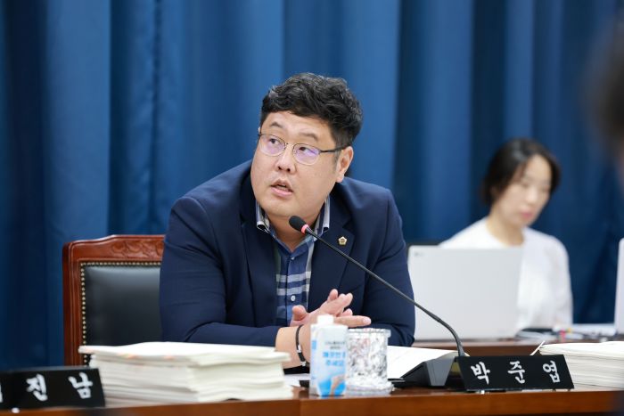 박준엽 특별시의원이 교육지원청 업무보고에서 질의하고 있다.