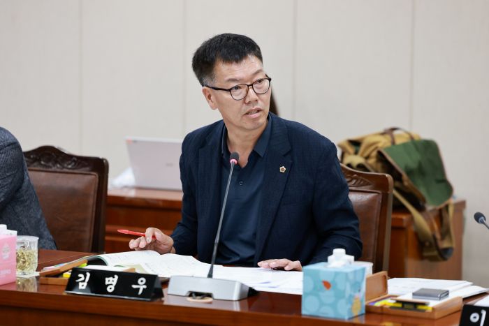 김명우 전남광주통합특별시의원(더불어민주당ㆍ담양2)이 7월 21일, 제2차 농수산위원회 회의에서 질의하고 있다.
