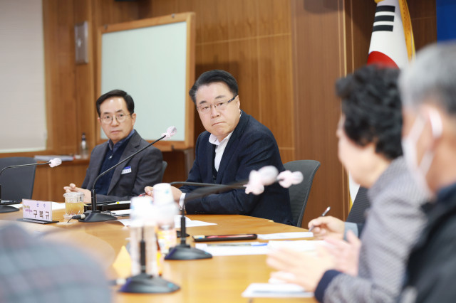 구복규 화순군수를 비롯한 중지마을 주민들이 간담회를 진행하는 모습