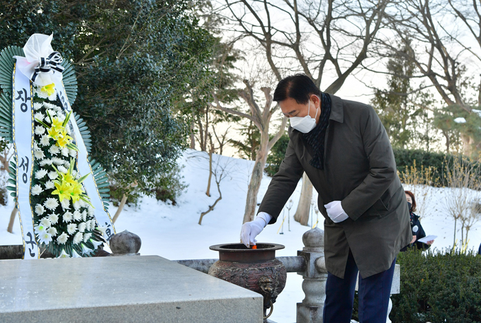 시무식에 앞서 충혼탑 분향 중인 김한종 장성군수