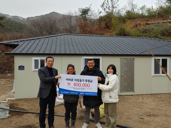 위만철 화순군사회복지행정연구회 회장과 대상자, 백아면 관계자들이 기념촬영 하는 모습