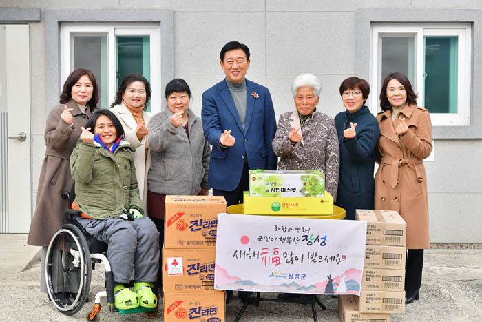 김한종 장성군수와 군 공직자들이 18일 설 명절을 앞두고 사회복지시설을 위문했다.