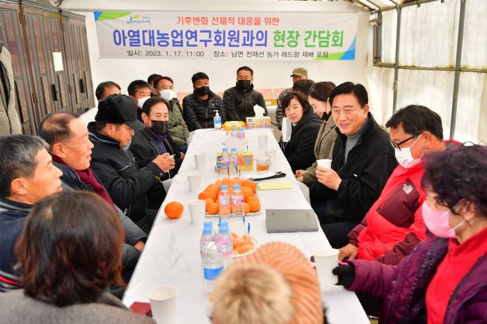 아열대농업연구회 현장간담회에서 의견 청취 중인 김한종 장성군수(우측 중앙)