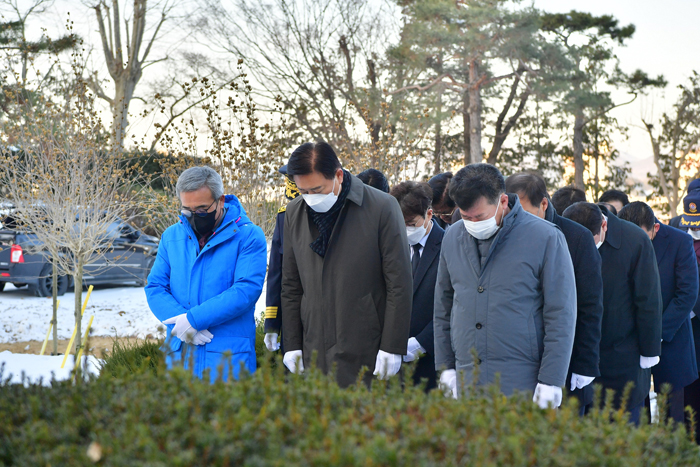 장성군이 2일 오전 충혼탑 참배로 2023년의 문을 열었다