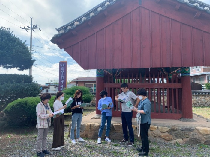 화순군 능주면이 직원들을 대상으로 우수한 문화 관광 자원에 대한 이해도를 높이고 관광 민원 응대 능력 제고를 위해 능주면 소재 주요 문화관광지 15곳을 탐방, 체험하는 시간을 가졌다. 사진은 조광조 선생 유배지를 방문한 능주면 관계자들이 소개 책자를 보고 있는 모습