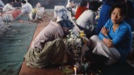 패트릭 쇼벨 기증 사진_1980년 5월 26일 상무관에 안치된 고(故) 박금희씨의 관 앞에서 오열하는 어머니 