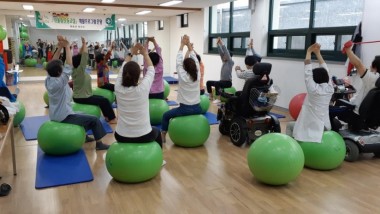 운동 교실에 참여한 장애인들이 운동하는 모습