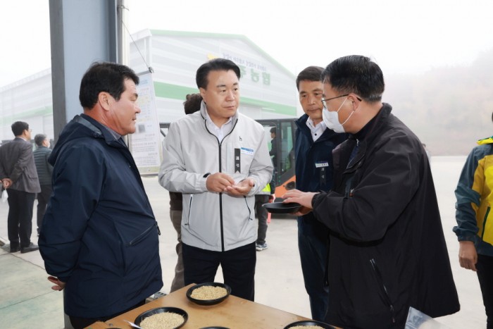 구복규 화순군수가 공공비축미곡 매입 현장을 이야기를 나누는 모습