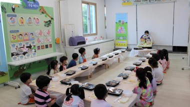 화순군 어린이급식관리지원센터 교육실에서 어린이를 대상으로 팝업북을 이용한 동화 구연 교육을 진행하는 모습