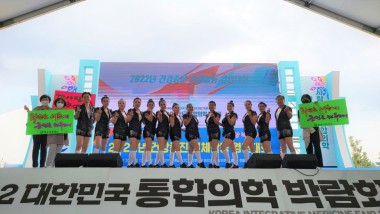 화순군이 3일 전라남도가 개최한 ‘2022년 건강증진 신체활동 경연대회’에서 우수상을 받았다. 사진은 우수상을 수상한 ‘화사랑’팀이 기념촬영 하는 모습