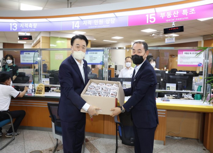 구복규 화순군수가 민선 8기 군민과 직원이 함께 웃는 화순군을 위해 노력해 준 성과‧격무 부서를 방문, 격려했다. 사진은 구복규(왼쪽) 화순군수가 행복민원과를 방문, 격려하는 모습 