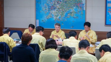 민형배 전남광주통합특별시장이 5일 오후 광주청사 집무실에서 간부 공무원들과 폭염·가뭄 비상대책회의를 주재하고 있다. /전남광주통합특별시 제공 