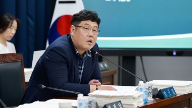 박준엽 특별시의원이 직속기관 업무보고에서 질의하고 있다.