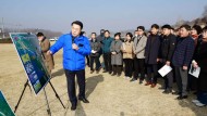 고인돌 공원 사계절 축제 현장점검 1 : 화순군은 2월 8일, ‘봄꽃과 함께하는 고인돌 축제’를 준비하기 위해 현장점검 및 보고회를 실시했다. 사진은 구복규 군수가 사계절 꽃 식재 계획을 주민들에게 직접 설명하고 있다.