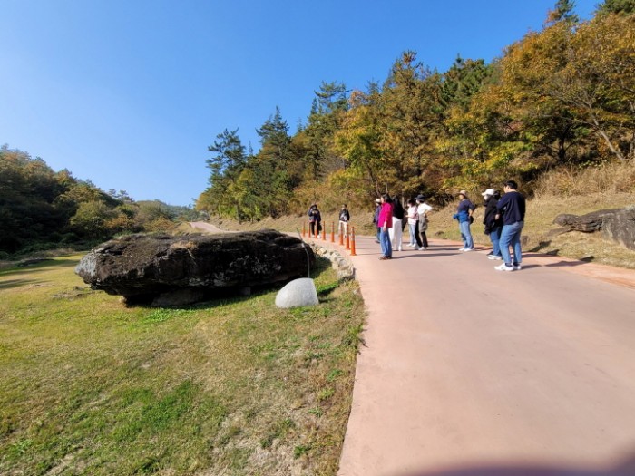 춘양면 행정복지센터 직원들이 지난 28일 세계문화유산인 화순 고인돌공원을 탐방했다. 사진은 춘양면 직원들이 마당바위에 관한 문화해설사의 설명을 듣는 모습