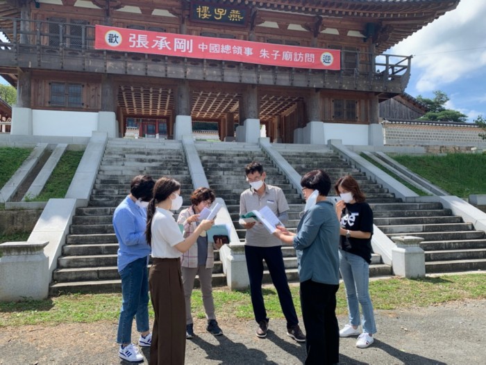 화순군 능주면이 행정복지센터 직원들을 대상으로 우수한 문화 관광 자원에 대한 이해도를 높이고 관광 민원 응대 능력 제고를 위해 능주면 소재 주요 문화관광지 15곳을 탐방, 체험하는 시간을 가졌다. 사진은 능주면 관계자들이 주자묘를 방문, 소개 책자를 보고 있는 모습