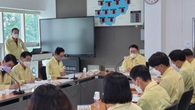 화순군이 4일 오후 태풍 힌남노 북상에 따른 긴급 상황판단과 대비 점검회의를 열고 총력대응에 나섰다. 사진은 구복규 군수가 4일 재난안전대책본부에서 주재한 점검회의 모습