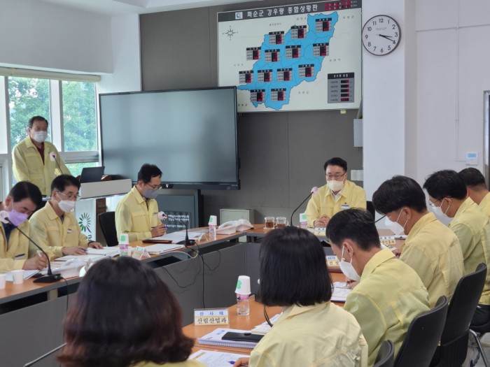 화순군이 4일 오후 태풍 힌남노 북상에 따른 긴급 상황판단과 대비 점검회의를 열고 총력대응에 나섰다. 사진은 구복규 군수가 4일 재난안전대책본부에서 주재한 점검회의 모습