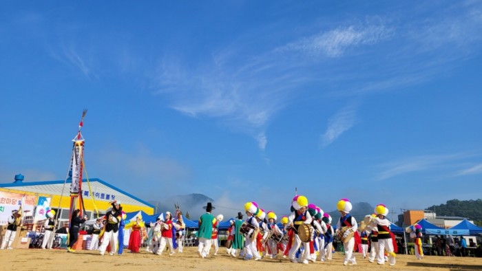 화순군 동복면이 지난 1일 동복면 다목적운동장에서 제39회 동복면민의 날과 2022년 경로위안잔치 행사를 성황리에 마무리 했다. 사진은 식전행사로 진행된 한천농악단의 공연 모습