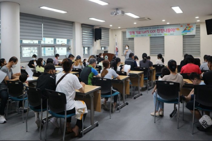 화순군이 코로나19로 중단됐던 ‘다문화가족 친정 보내주기 사업’을 3년 만에 추진한다. 사진은 21일 화순군가족센터가 참여 가정 오리엔테이션을 열고 준비사항, 일정 등을 소개하는 모습