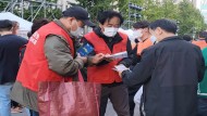 제35회 화순적벽문화축제 리플릿을 배부하며 개최를 홍보하고 참여를 독려하는 모습