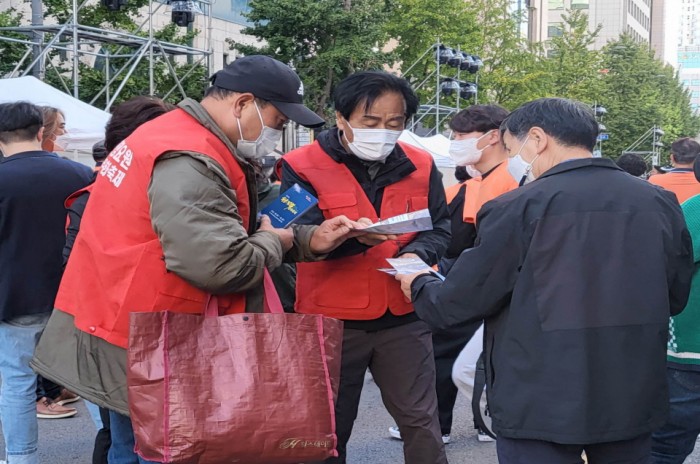 제35회 화순적벽문화축제 리플릿을 배부하며 개최를 홍보하고 참여를 독려하는 모습