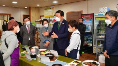 미락단지 남도음식거리 행사장을 찾은 김한종 장성군수