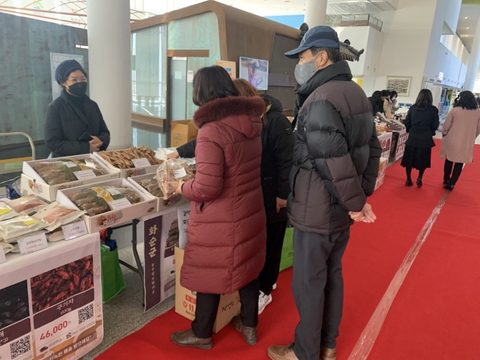 화순군에서 직접 재배한 더덕 3종을 판매하고 있는 모습