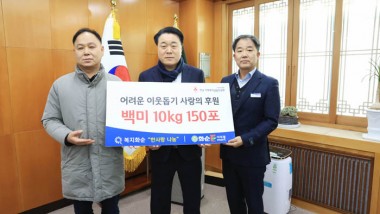 박병렬 화순E식자재마트 대표가 구복규 화순군수, 서봉섭 사회복지과장과 기념 촬영하는 모습