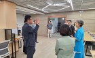 박준엽 특별시의원이 금호중앙여고를 찾아 스마트출입관리시스템 운영 현장을 둘러보며 관계자와 의견을 나누고 있다.