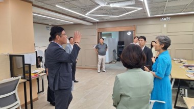 박준엽 특별시의원이 금호중앙여고를 찾아 스마트출입관리시스템 운영 현장을 둘러보며 관계자와 의견을 나누고 있다.